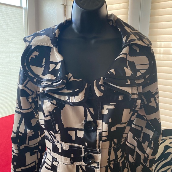 Nick & Mo black / white ruffle rain coat size M - Picture 2 of 11